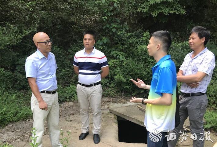 李經(jīng)緯（右二）與中國太保產(chǎn)險清遠(yuǎn)中支負(fù)責(zé)人、村干部一道探討村里飲水難問題的解決方案.jpg